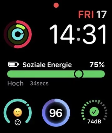 Ein Apple-Watch-Bildschirm nennt die aktuelle soziale Energie.